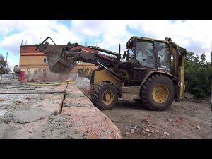 На стройке все способы хороши. Экскаватор-погрузчик Caterpillar