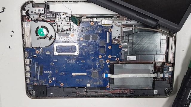 Dell Inspiron 17r 5737 disassembly to replace powerjack & keyboard смотреть онлайн