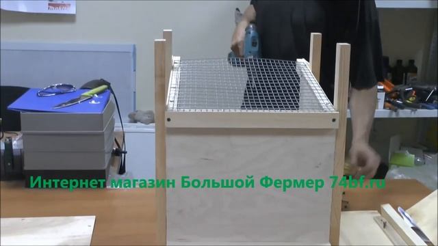 Cборка деревянного гнезда с яйцесборником "Берегуша" для кур несушек магазин - Большой фермер