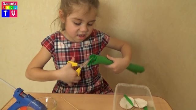 Подарок Маме на 8 Марта, делаем цветы из ватных дисков и бумаги своими руками смотреть онлайн