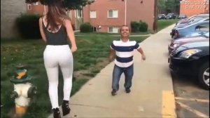 карлик танцует/самой маленькое мужчина танец с высокий девушкой