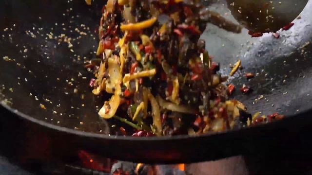 抓點泥鰍，二弟做“乾煸泥鰍”，麻辣鮮香，一口一條吃爽了【鐵鍋視頻】 смотреть онлайн