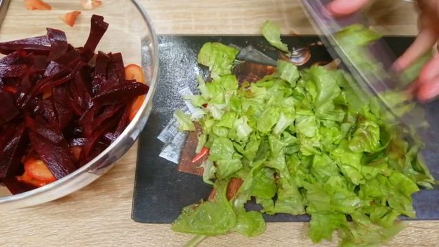 СВЕЖИЙ САЛАТ СО СВЕКЛОЙ, помидорами и козьим сыром