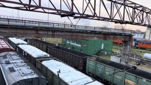 ВЛ10У-746 с грузовым поездом проследует станцию Волховстрой-1