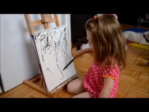 Мама-художник доделывает работы-картины 2-летней дочери