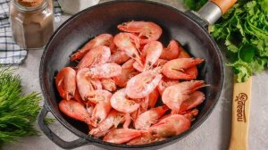 Креветки жареные с чесноком и соевым соусом на сковороде