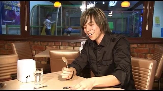 Гнуть ложки разрешается! Фокусы в ожидании кофе смотреть онлайн