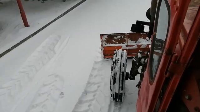 Настоящий трактор чистит снег. Даня находит огромный киндер сюрприз. Видео для детей. Уборка снега. смотреть онлайн