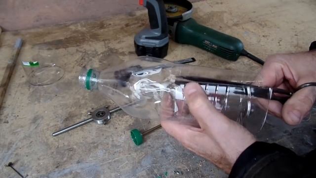 Простая приспособа своими руками для чистки пластиковых бочек на даче смотреть онлайн