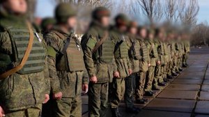 Командующий ВДВ Михаил Теплинский вручил госнаграды десантникам