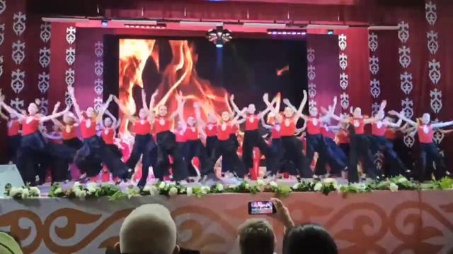 танец ПТИЦА ФЕНИКС. НАРОДНЫЙ АНСАМБЛЬ ТАНЦА РОДНИЧОК г. Атбасар. Казахстан.