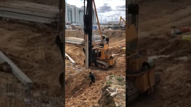 Сваебойная установка сп49 на болотном гусеничном ходу
