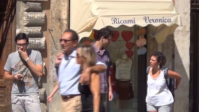 Пранк. Как реагируют люди, если проходить между ними. Смотрим реакцию. Социальный эксперимент смотреть онлайн