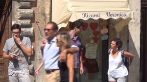 Пранк. Как реагируют люди, если проходить между ними. Смотрим реакцию. Социальный эксперимент