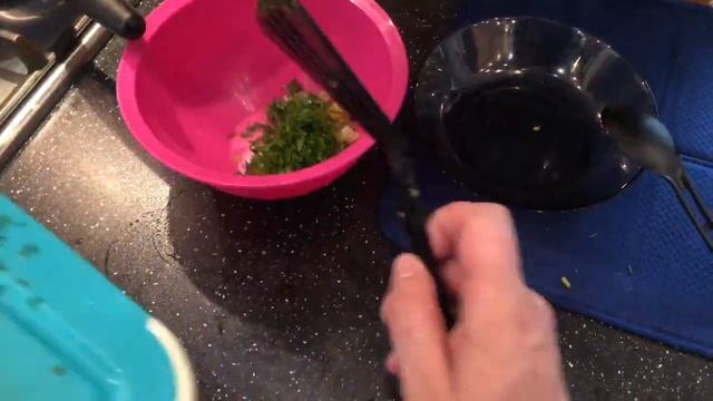 Салат из куриных сердечек с солеными огурцами эпизод №612 смотреть онлайн