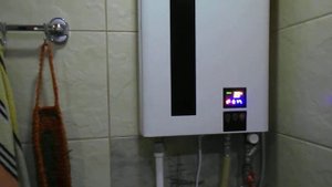 Колонка Лемакс турбо 24 . Обзор.Неисправность.Горячая вода в частном доме,коттедже.Дымоход в стене.