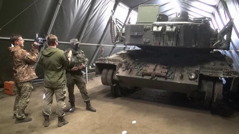 Подбитый под Авдеевкой немецкий танк "Леопард" изучают российские специалисты