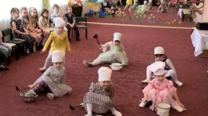 Танец поварят "Маме помогаем"