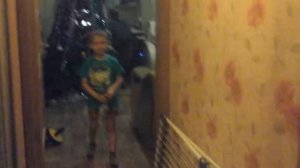 Маленький мальчик поставил бутылку с первого раза