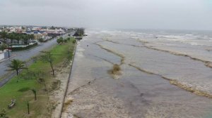 Muita chuva causa RESSACA no mar em PERUÍBE - Litoral de São Paulo