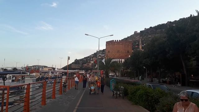 ПО АЛАНЬИ ЗА 10 МИНУТ: Порт / Скидки/ Рыбный ресторан/ Живая статуя