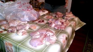 Как разделать и подготовить куриные окорочка для маринования и обжаривания шашлыка из курицы.