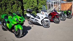 Разгрузка новой партии из Японии в компании Мотобаза