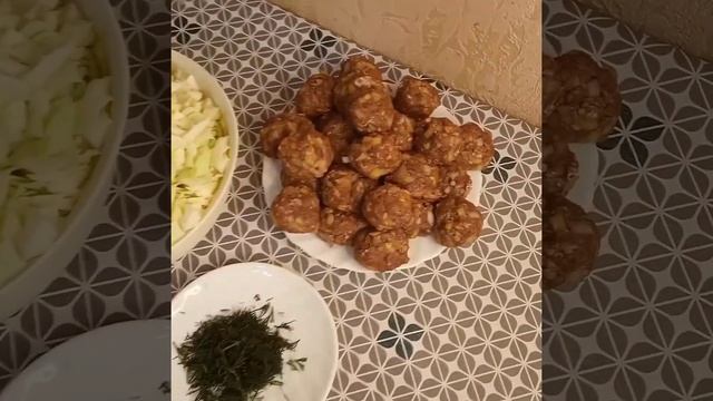 Попробуйте обязательно! Тушеная капуста с тефтелями!(без масла) Подходит под правильное питание!