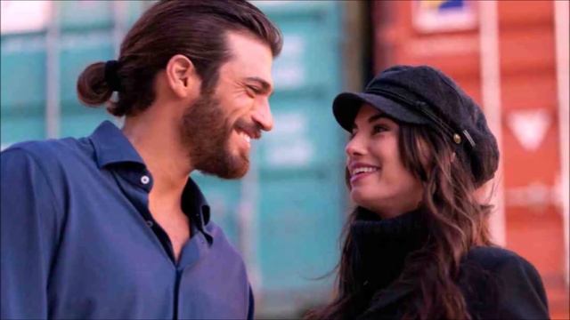 Can Yaman llamó la atención de toda la prensa con su elección смотреть онлайн