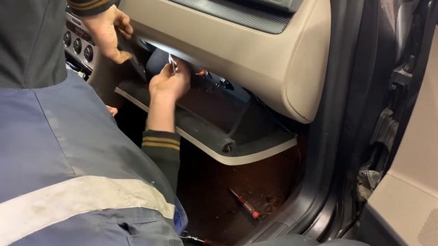 С пассажирской стороны дует холодный воздух в Фольксваген Пассат Б6,Б7 (ч3) смотреть онлайн