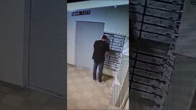 В Новороссийске странный мужчина фотографировал содержимое почтовых ящиков