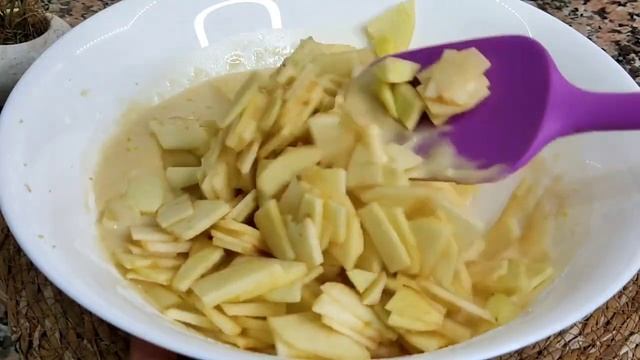 Много яблок и мало теста! Простой и быстрый рецепт яблочного пирога! Очень вкусно! Elmalı turta.