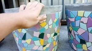 Садовое кашпо из бетона с орнаментом из плитки