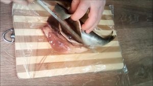 МЕНЮ НА НОВЫЙ ГОД ? 15 рублей салат с селёдкой, картофелем и зелёным горошком.
