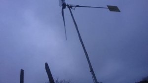 Самолельный ветрогенератор собратый своими руками из мотор колеса для нужд  часного дома