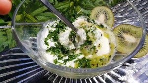 Соус из киви для мяса и овощей.