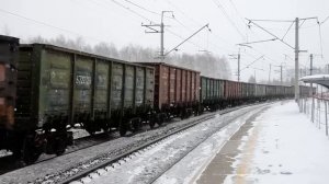 Тепловоз ТЭМ7А-0020 с грузовым поездом