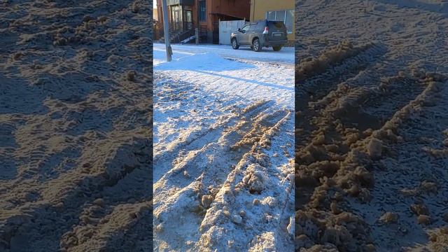 Г.СЕМЕЙ 15.01.2024Г.МОКРЫЙ СНЕГ РАСТОЛКАЛИ ПО ПАРКОВКЕ СНЕГ НЕ ВЫВОЗЯТ С УЛИЦ.