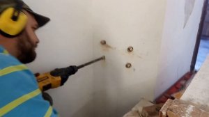 Сверление стены перфоратором