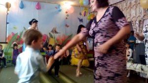 Очень трогательный танец с воспитателями.Выпускной моего сыночка)))