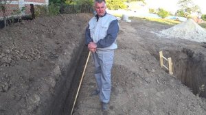 25. Подготовка котлована септика, траншеи канализационного трубопровода. Вечер