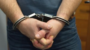 В Сургуте по горячим следам задержали преступника, избившего 90-летнюю югорчанку
