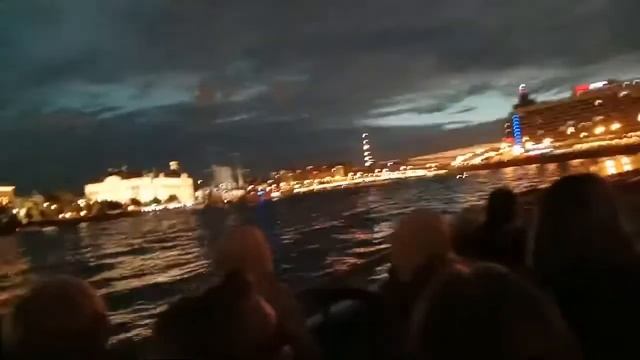 Прогулка на катере по ночному Питеру. Развод мостов. Экскурсия.