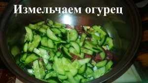 Сытный салат с копченой колбасой и сыром