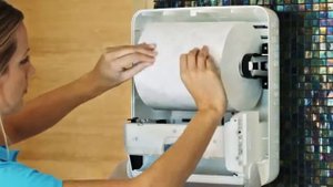 Обзор сенсорного диспенсера для рулонных полотенец H1 Tork Elevation (www.santehimport.com)