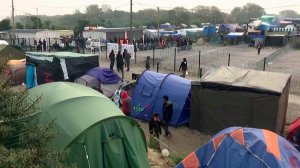Крупнейший во Франции лагерь мигрантов, известный как "Джунгли", начали разбирать
