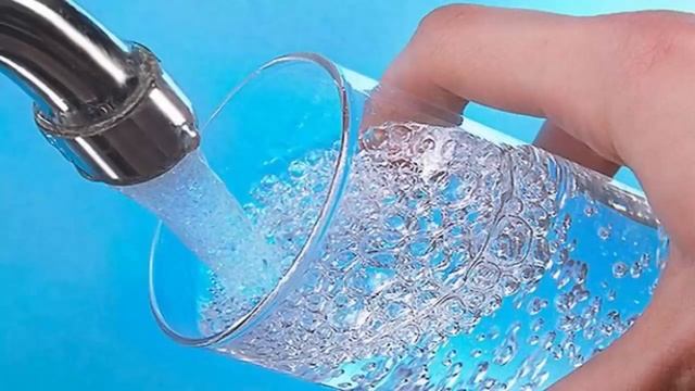 Почему  нельзя  пить  воду  стоя ? Что  будет  с человеком   если  пить  натощак  теплую  воду ?