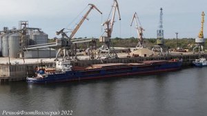 Порт Татьянка и теплоход А Брюховецкий под погрузкой зерном