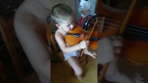 Малыш играет на скрипке. Смешные детки