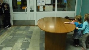 Три маленькие девочки играют